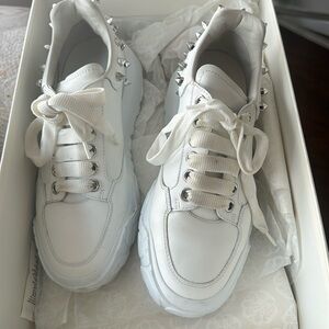 ALEXANDER MCQUEEN
Leather Studded Accents white with silver Sneakers size 37.5
